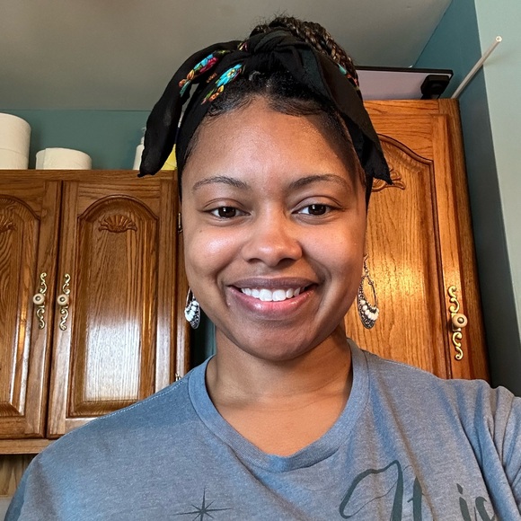Meet your Posher, Makaela - Picture 1 of 2